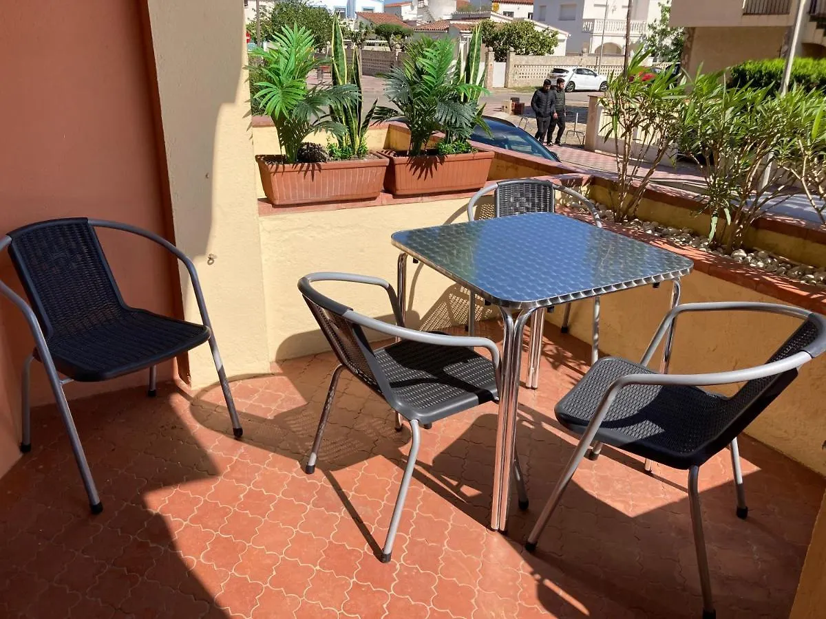 Très Bel Appartement Entièrement Rénové Empuriabrava